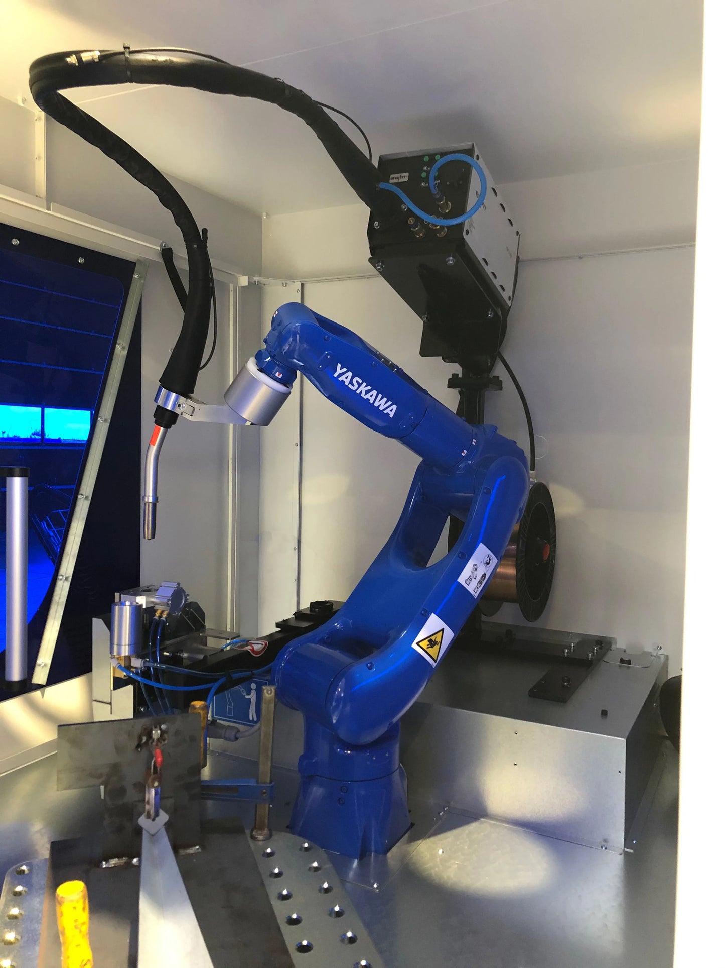 High Quality Yaskawa AR700 Payload 8kg Reach 727mm Arc Welding Robot And Lincoln Welding Machine In Stock