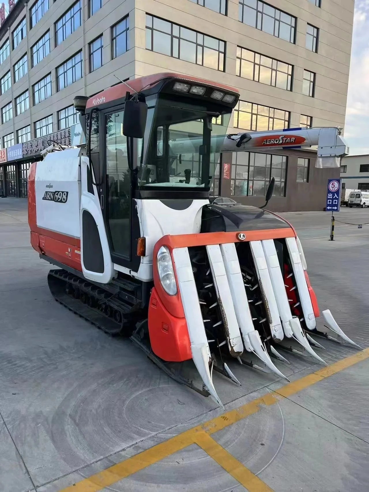 Kubota harvester machine arn698 er587 used combine harvester