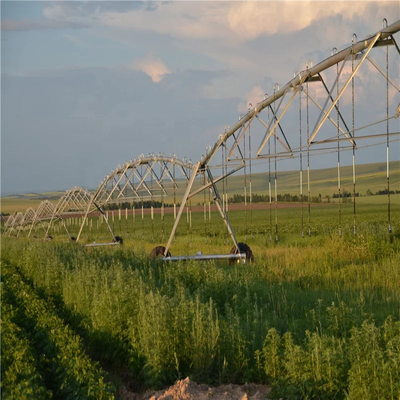 Morden agricultural machinery irrigation systems and center pivot watering equipment for farmland.