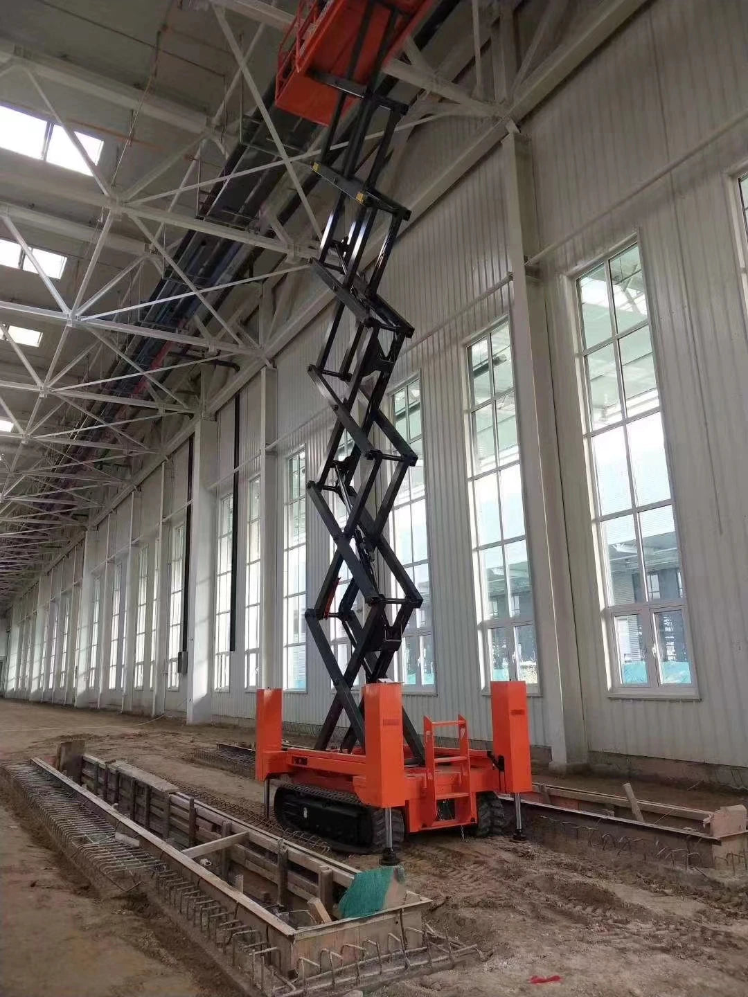 19ft mechanical crawler Self-propelled lift track automotive caterpillar all-terrain off-road track scissor lift for sale