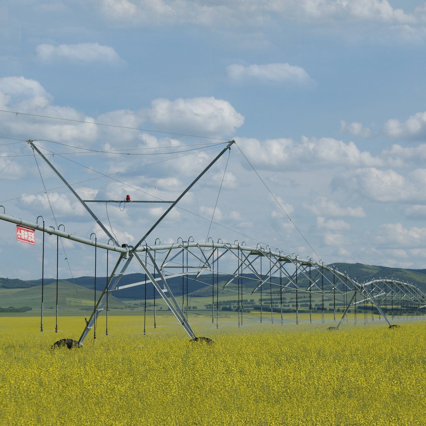 Morden agricultural machinery irrigation systems and center pivot watering equipment for farmland.