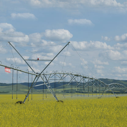 Morden agricultural machinery irrigation systems and center pivot watering equipment for farmland.