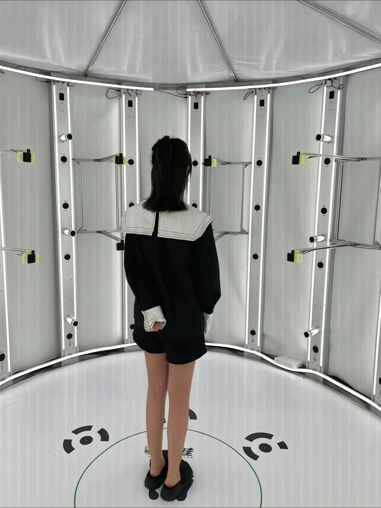 Custom 360-degree camera photogrammetric 3D scanner for real detail mannequin gift printing