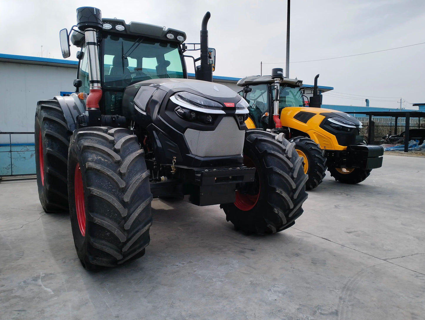 China high quality factory price tractor 16 + 16 shuffle shift 240 260  280 HP 4x4 agricultural tractor