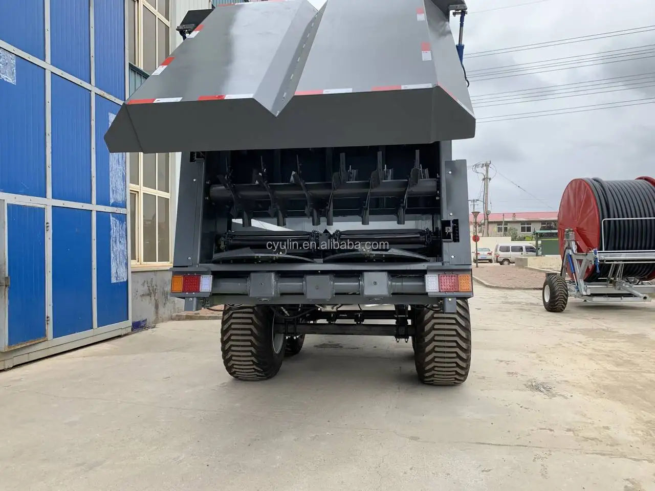 2024 factory hot sell Livestock manure organic fertilizer treatment equipment Dry manure spreader