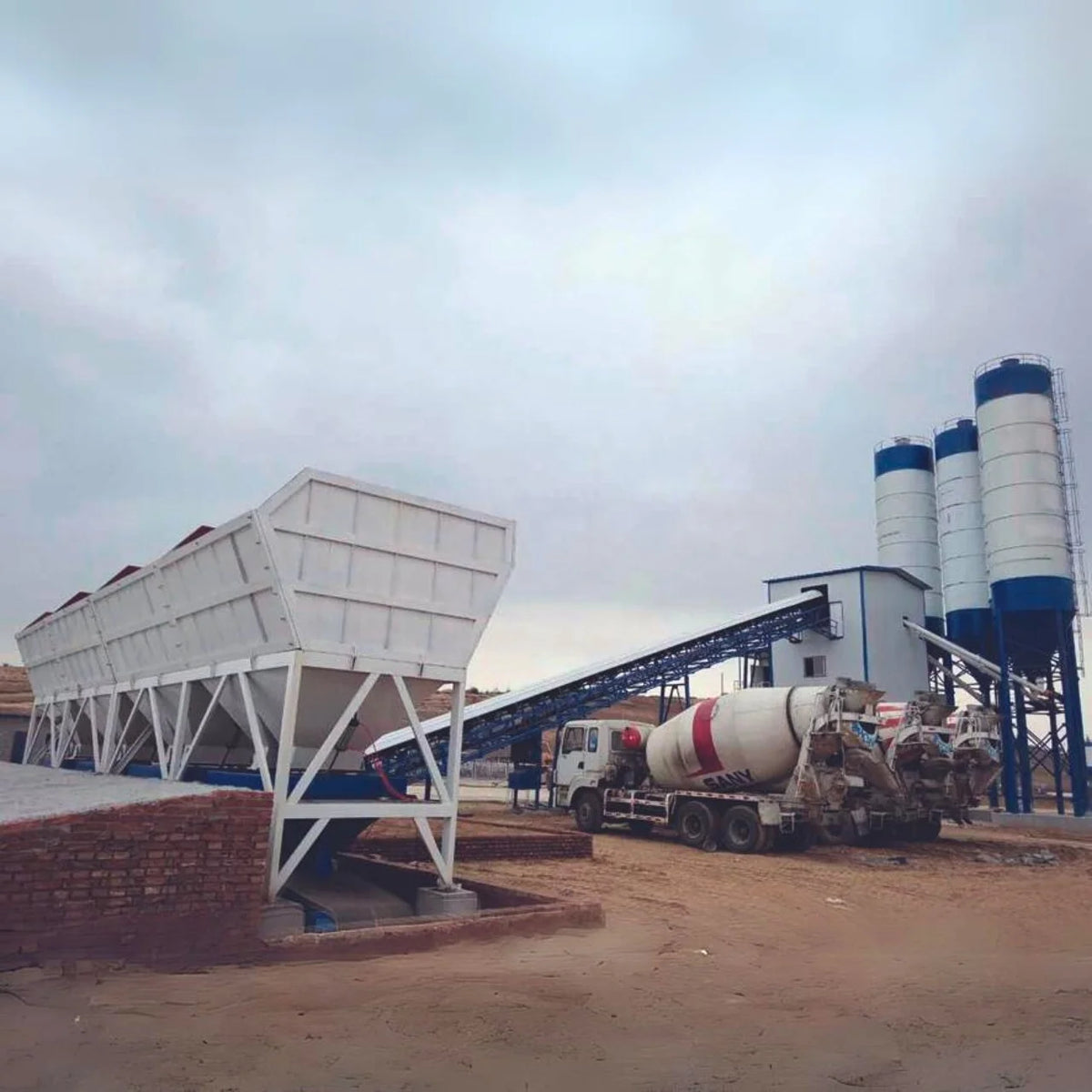 conveyor belt plant Concrete Batching Plant 60 m3 with Aggregate storage Hoppers shipping by pieces for saving sea cost